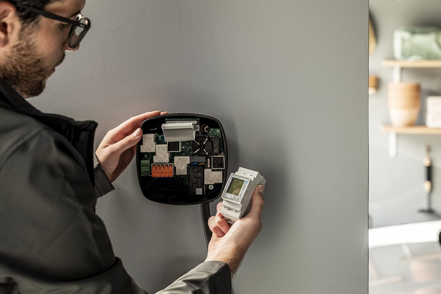 Wallbox Paquete de Carga Solar Pulsar Plus Cargador de vehículo eléctrico (7,4 kW, 5 Metros, Tipo 2, WiFi, Bluetooth, OCPP, Interior/Exterior) Blanco + Power Boost monofásico